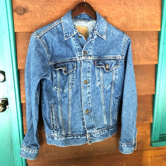 Vintage Levi’s medium wash denim jacket. 💙 - Picture 5 of 7